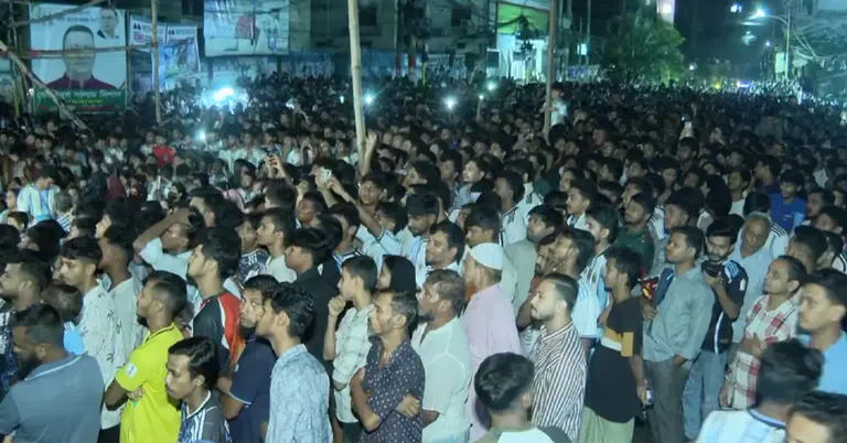 চট্টগ্রামে বিশ্বকাপ ফাইনাল ম্যাচ বড় পর্দায় দেখতে ভক্ত-সমর্থকদের ভিড়